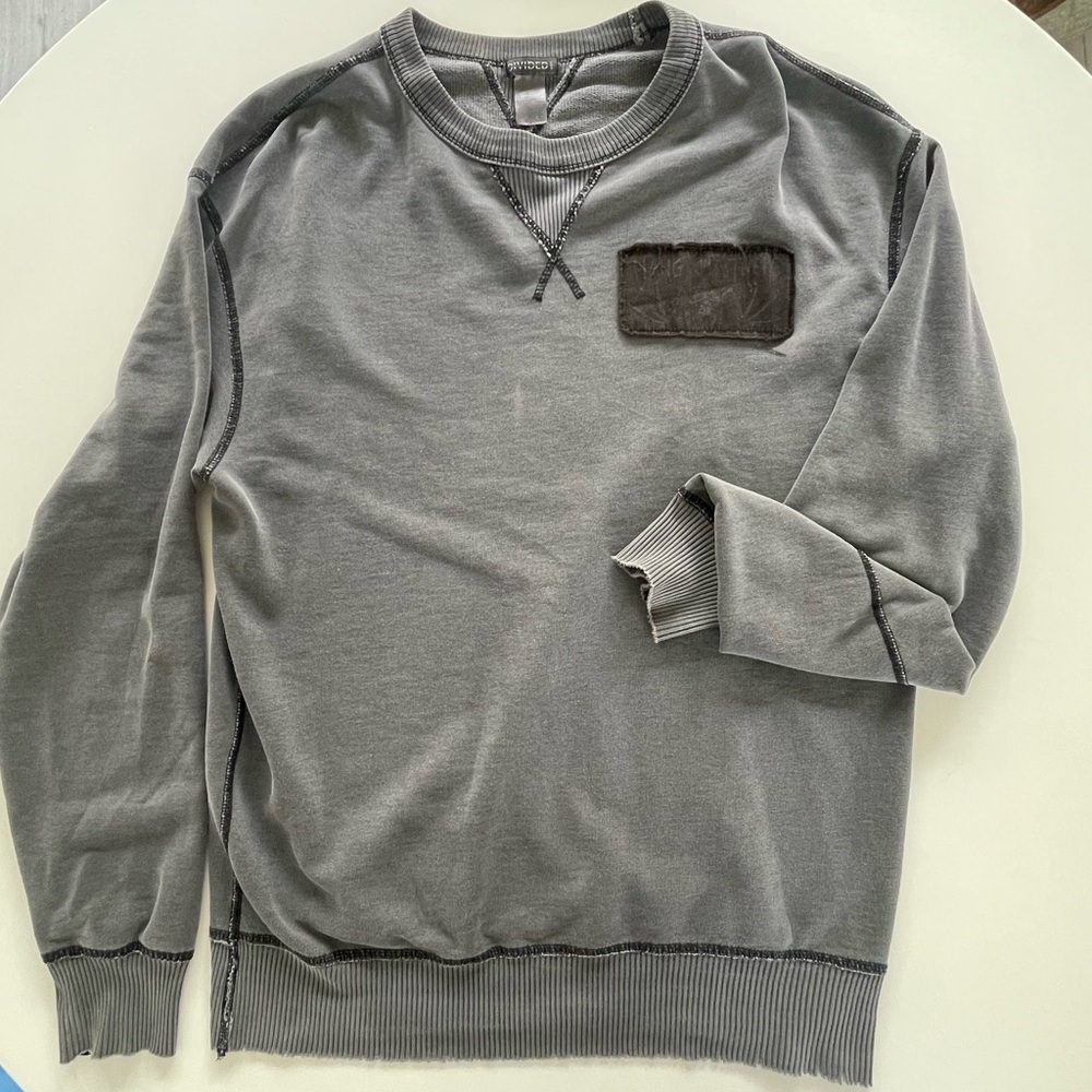 Divided Faded crewneck sweater men’s small fits oversized medium for women.